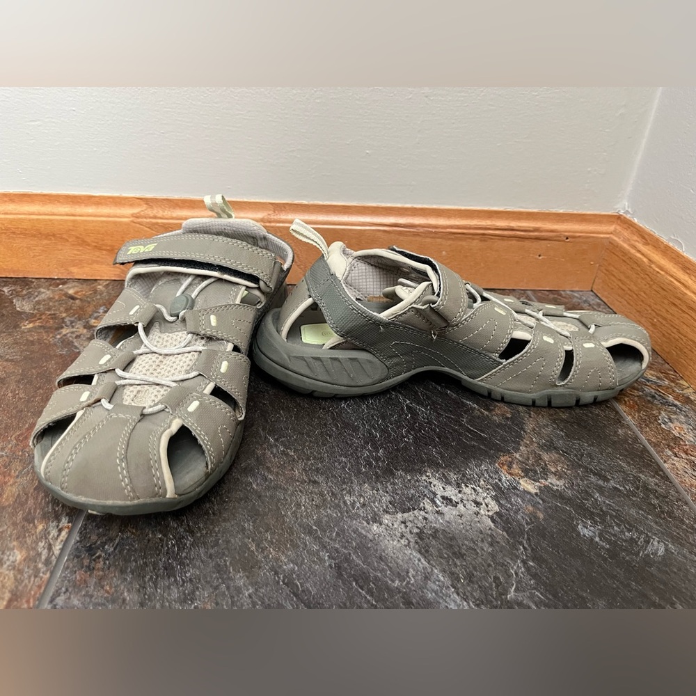 Women’s Teva Dozier bungee cord with shoc pad hiking walking shoe sandal. Size 7